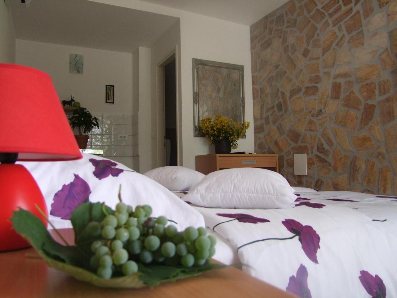 Guest House Korado โรวีน ภายนอก รูปภาพ