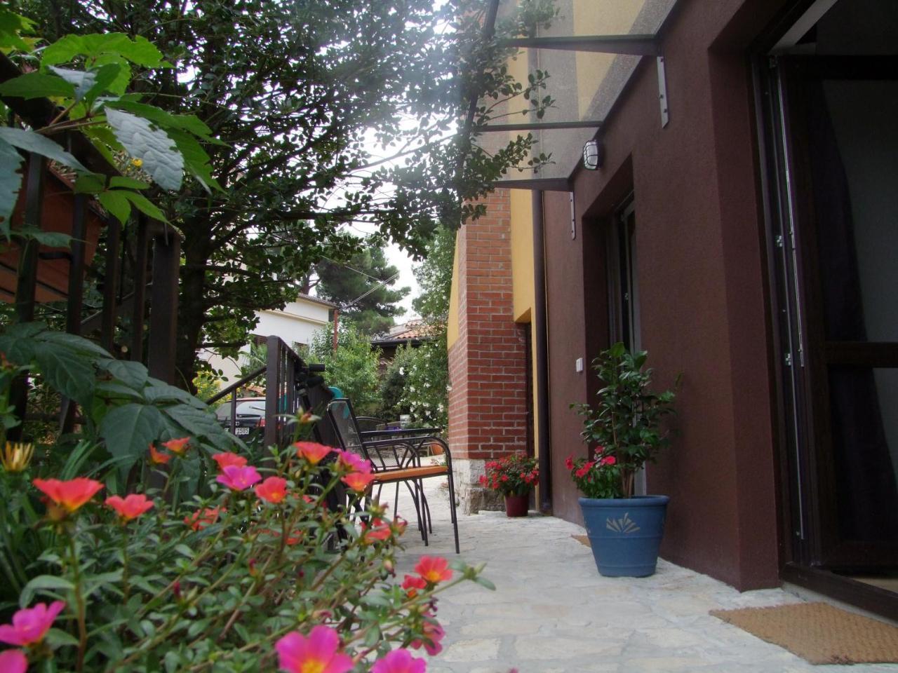 Guest House Korado โรวีน ภายนอก รูปภาพ