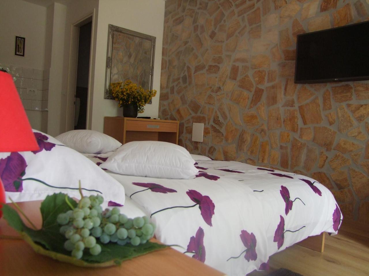 Guest House Korado โรวีน ภายนอก รูปภาพ