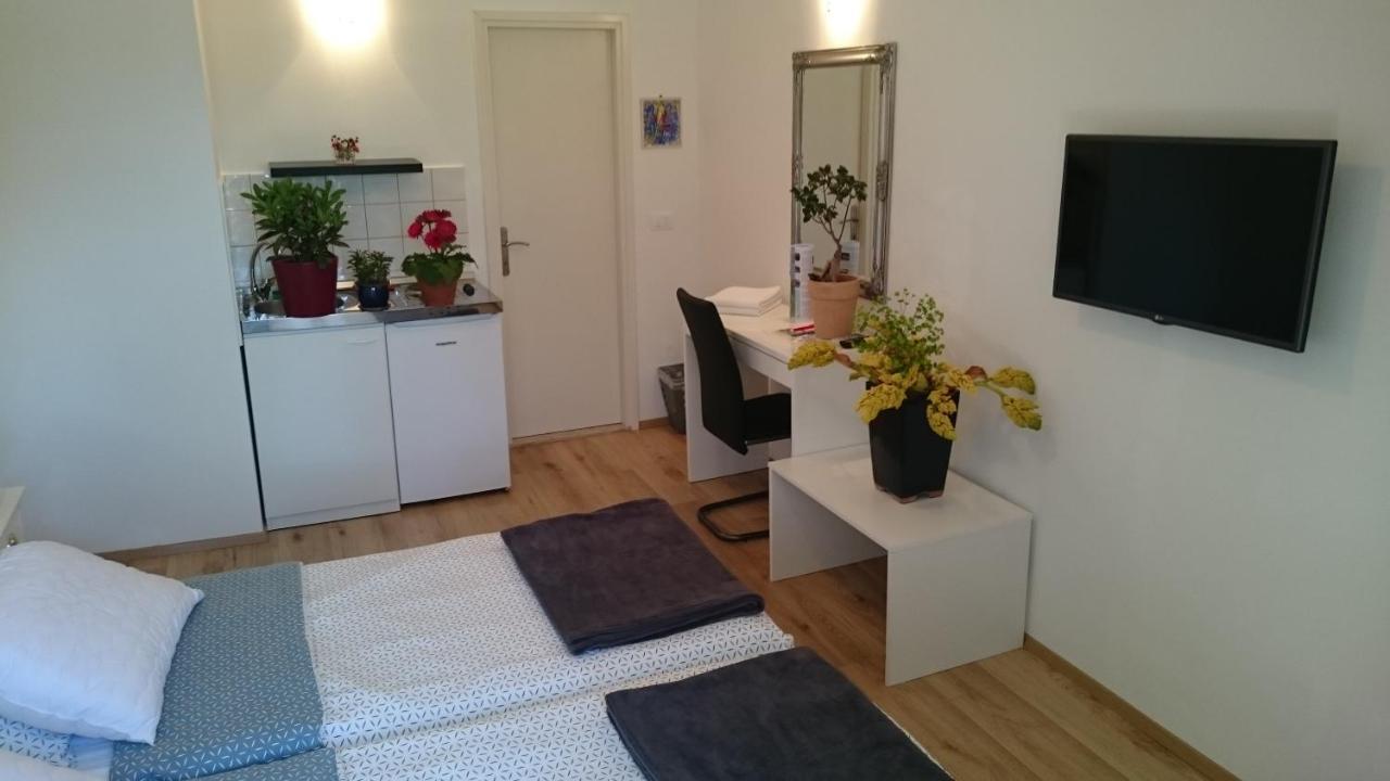 Guest House Korado โรวีน ภายนอก รูปภาพ