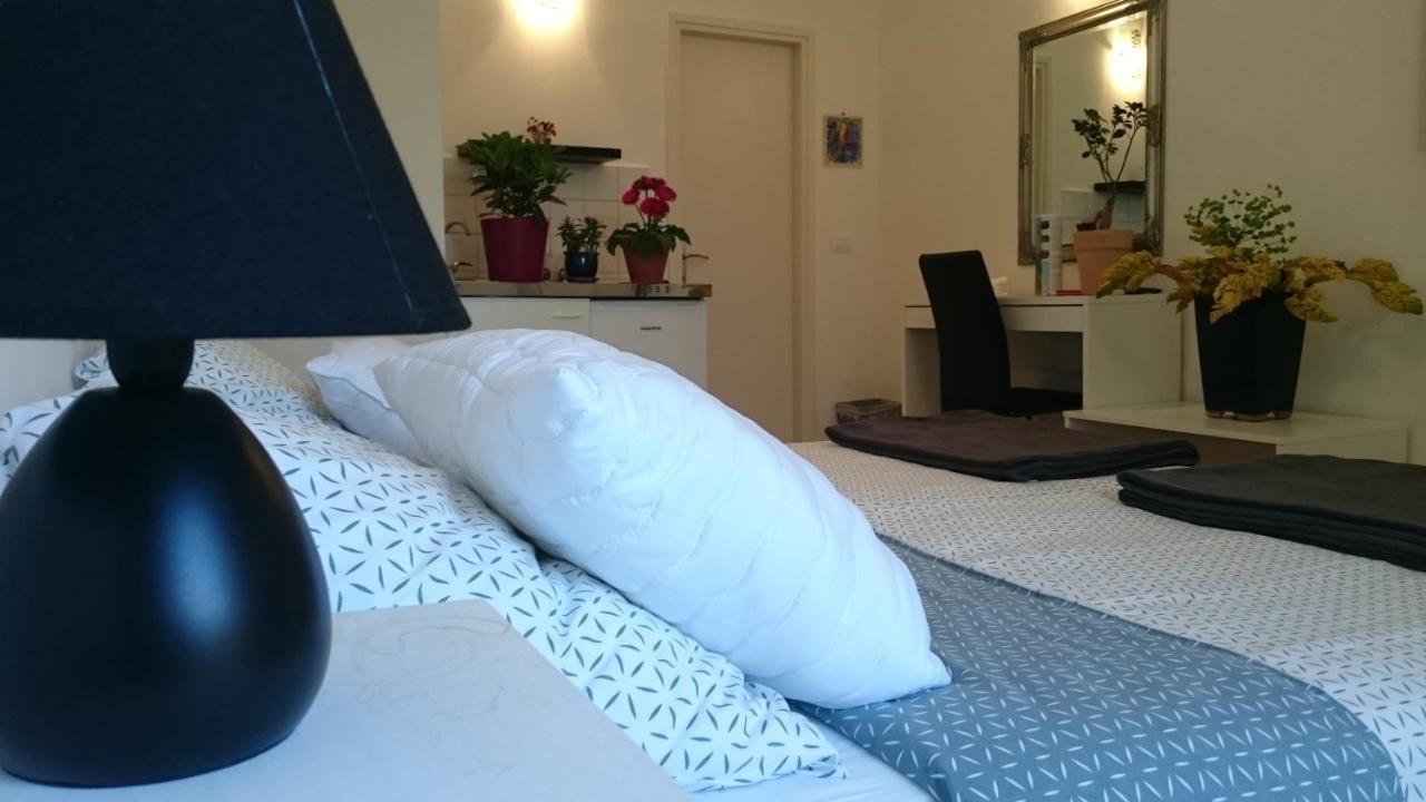 Guest House Korado โรวีน ภายนอก รูปภาพ