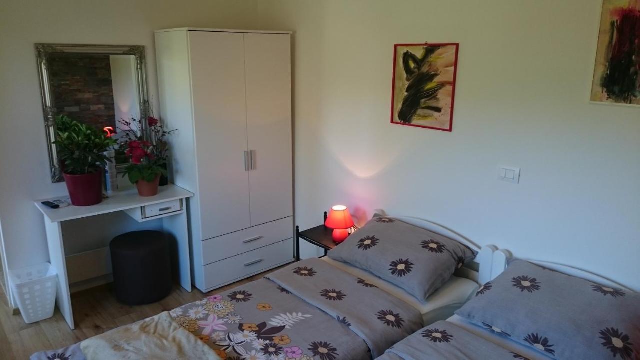 Guest House Korado โรวีน ภายนอก รูปภาพ